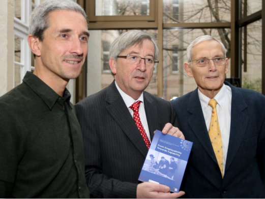 Zusammenkunft anlsslich der gemeinsamen Publikation "From Employability Towards Capability"  von Dr. Klaus Schneider, Premierminister Jean-Claude Juncker und Prof. Dr. Hans-Uwe Otto (v.l.n.r)